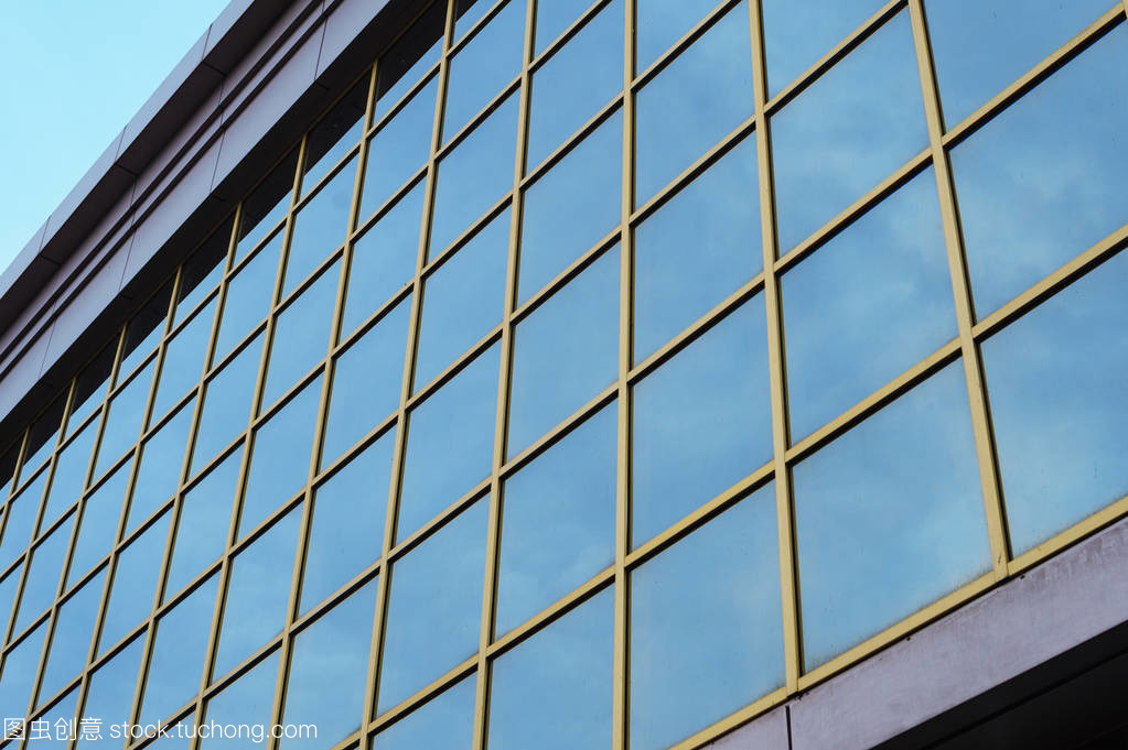 天空之镜 办公楼玻璃幕墙的现代美学与环保哲学