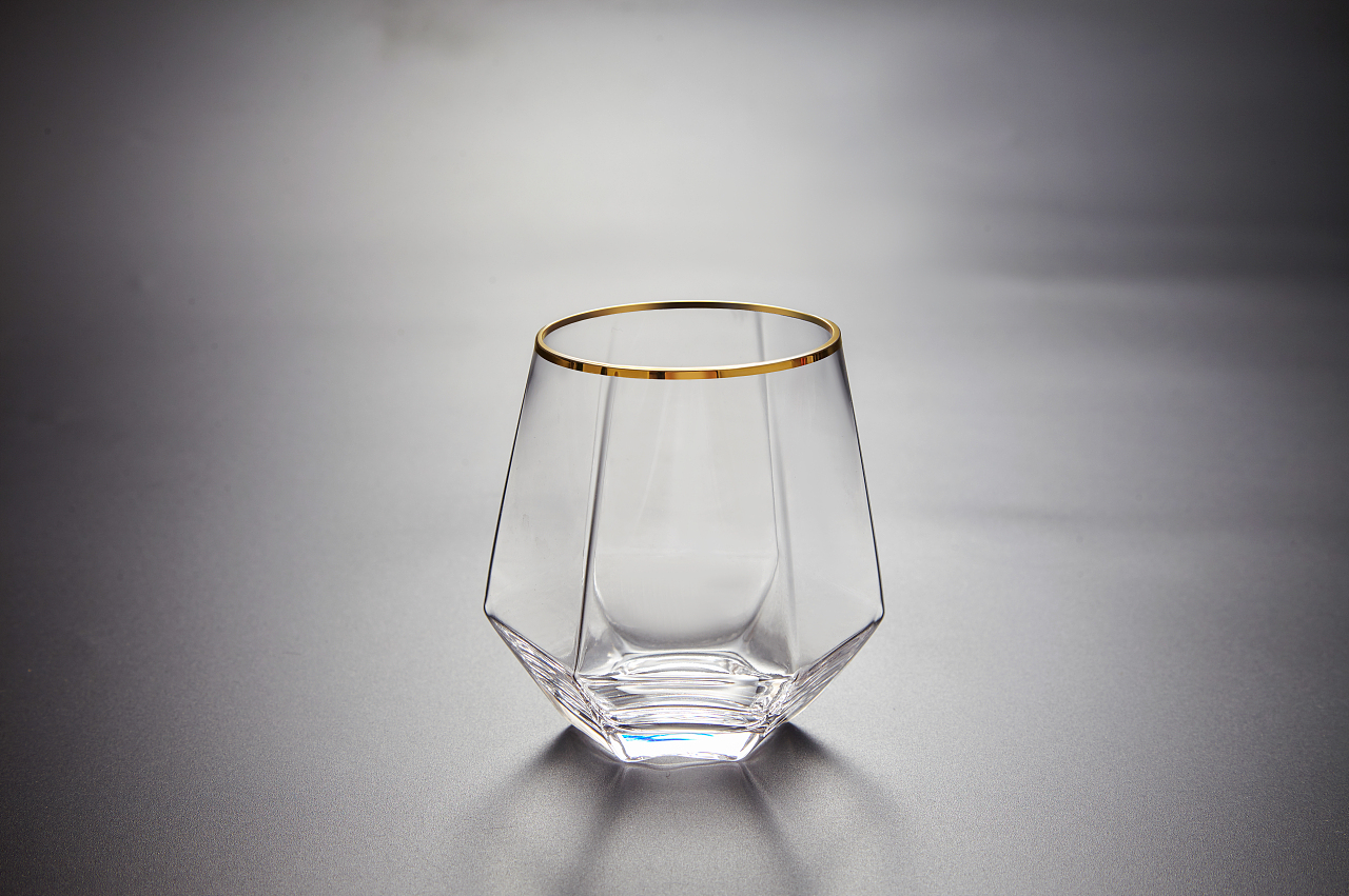 融合美学与实用 电商新宠——菱形透明玻璃杯及其塑胶零配件的设计之道